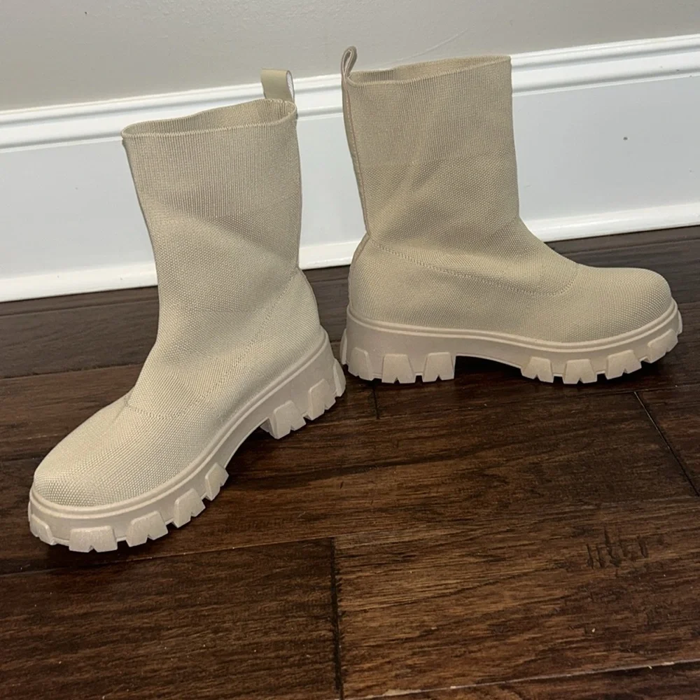WILD DIVA LOUNGE Stretch Lug Sole Bootie 9 (best fit 8.5)